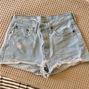 Women’s vintage Levi shorts size 28